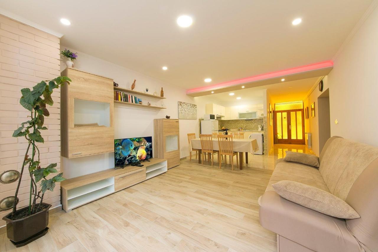 Apartments By The Sea Brela, Makarska - 20778 Ngoại thất bức ảnh