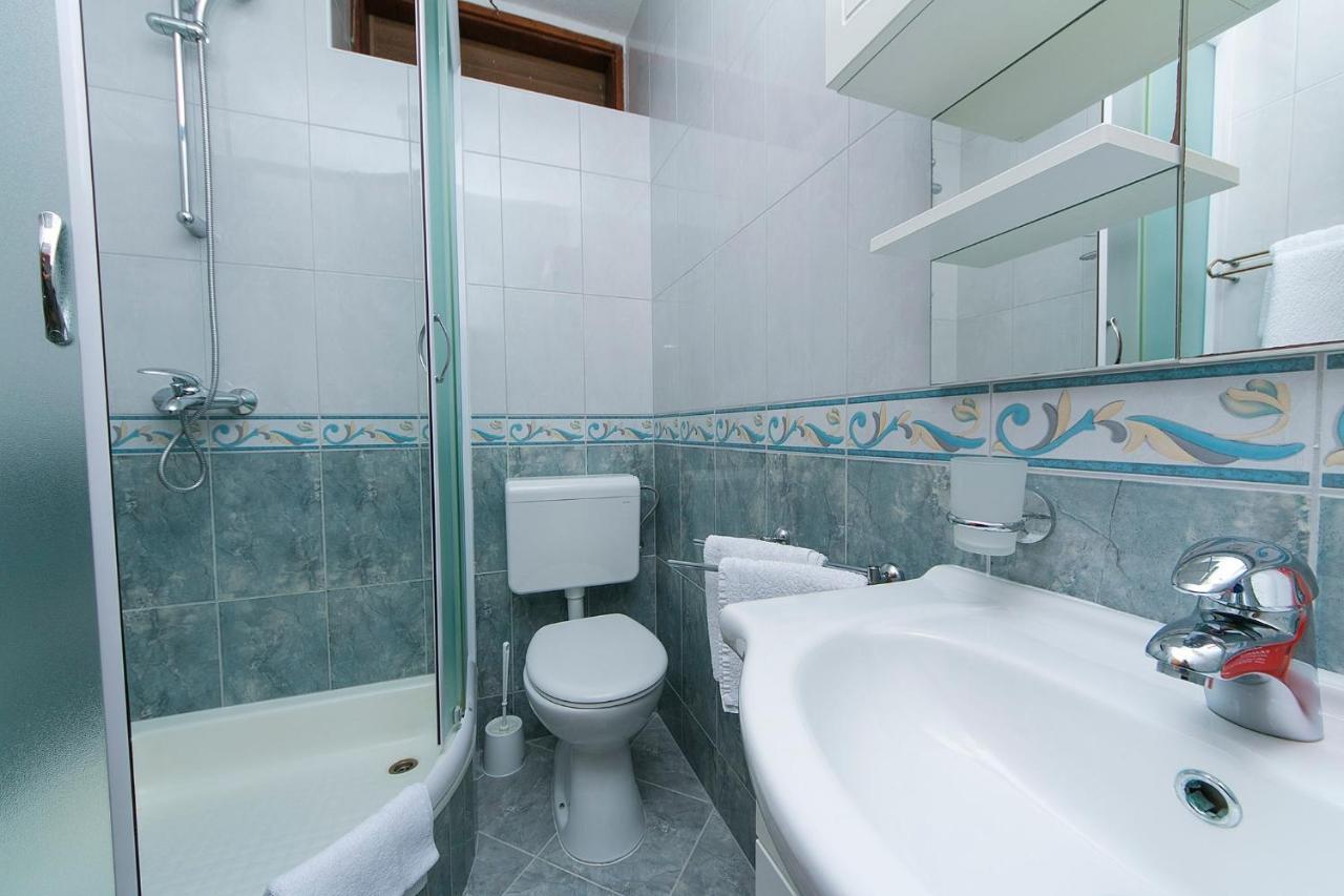 Apartments By The Sea Brela, Makarska - 20778 Ngoại thất bức ảnh